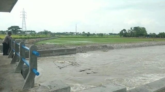 Mencari Ikan di Sungai Madiun, Kakek Hanyut