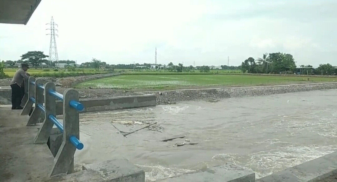 Mencari Ikan di Sungai Madiun, Kakek Hanyut