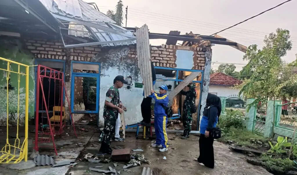Hujan Lebat dan Puting Beliung Terjang Sumenep, 66 Rumah Rusak Termasuk Bangunan SD, TK hingga Balai Desa