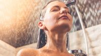 Mandi Malam dan Efeknya pada Kesehatan Mental, Terapi Relaksasi atau Potensi Bahaya?