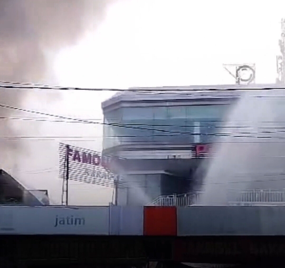 Famous Cafe Madiun Terbakar, Guru dan Murid Berhamburan