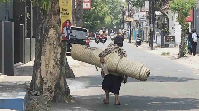 Nenek Pedagang Tikar Keliling asal Lamongan, Hari Tua Tetap Pilih Berjualan di Jombang