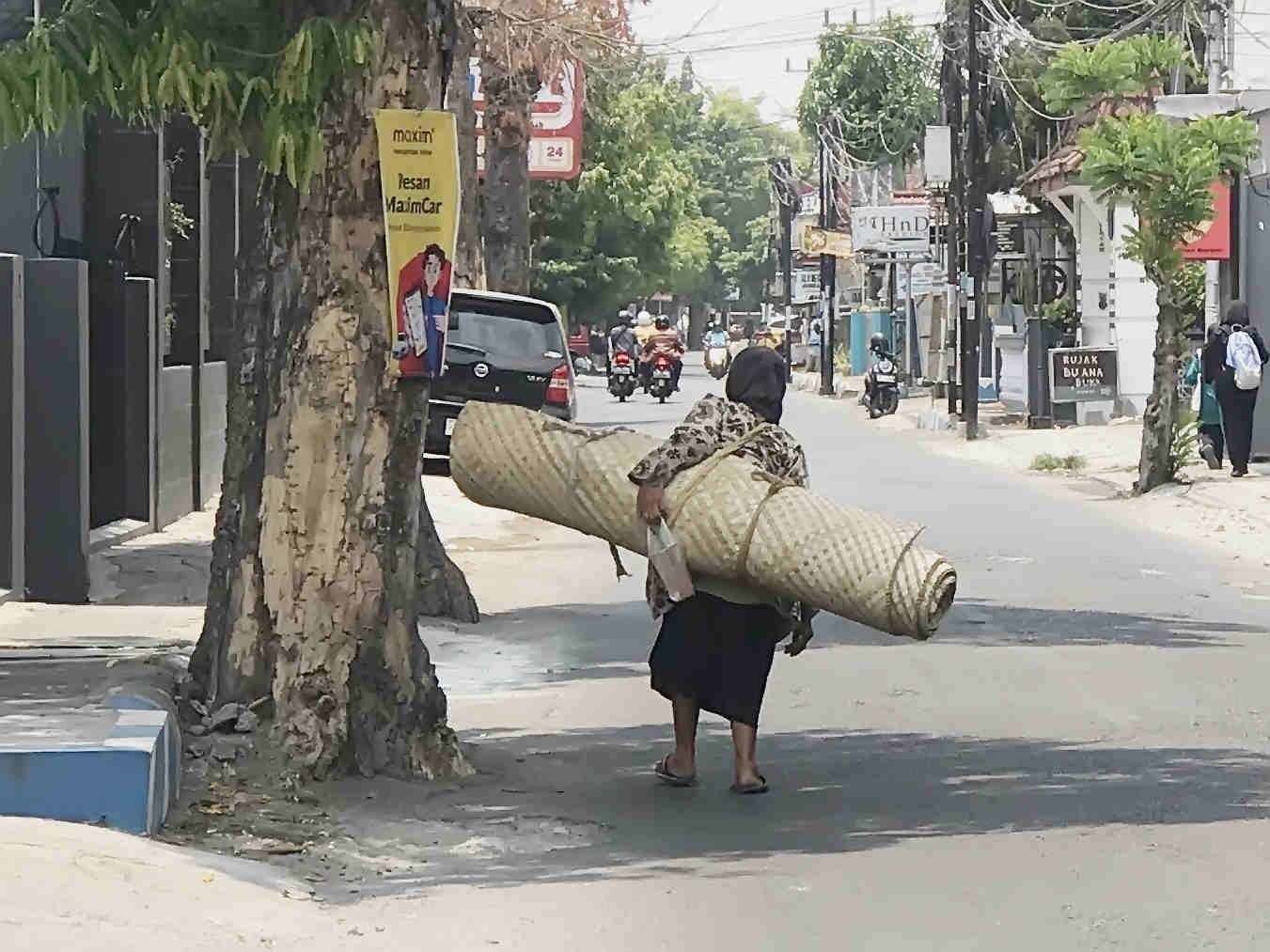 Nenek Pedagang Tikar Keliling asal Lamongan, Hari Tua Tetap Pilih Berjualan di Jombang