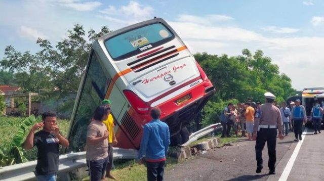 Bus Harapan Jaya Dengan Sebanyak 12 Penumpang Kecelakaan di Tol Surabaya – Mojokerto, Ini Diduga Penyebabnya