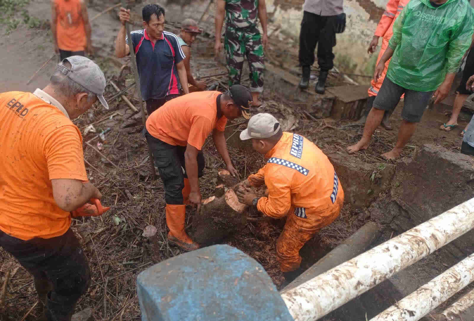 Satu Desa di Kabupaten Tulungagung Dilanda Air Bah dan Rumah Dikabarkan Roboh, Penyebabnya “Barongan” Sumbat Sungai