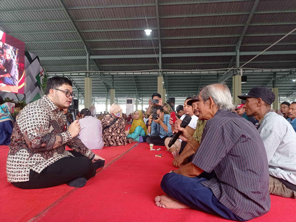 Mas Dhito Beri Modal Tiga Pedagang Pasar Wates