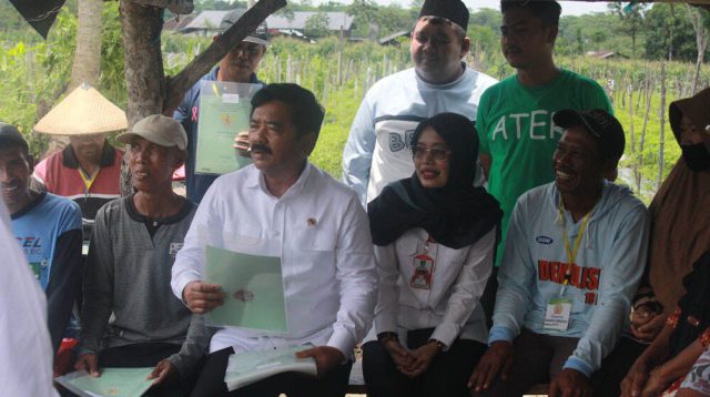 Menteri ATR/BPN Serahkan 200 Sertifikat Tanah Eks HGU PT. Mangli Dian Perkasa, 25 Diantaranya Door to Door
