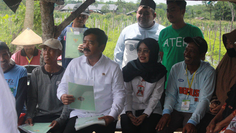 Menteri ATR/BPN Serahkan 200 Sertifikat Tanah Eks HGU PT. Mangli Dian Perkasa, 25 Diantaranya Door to Door