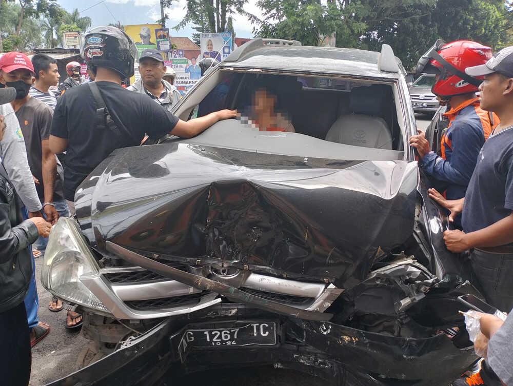 Inova Tabrak 3 Pengendara Motor, Sopir Tewas dalam Upaya Melarikan Diri