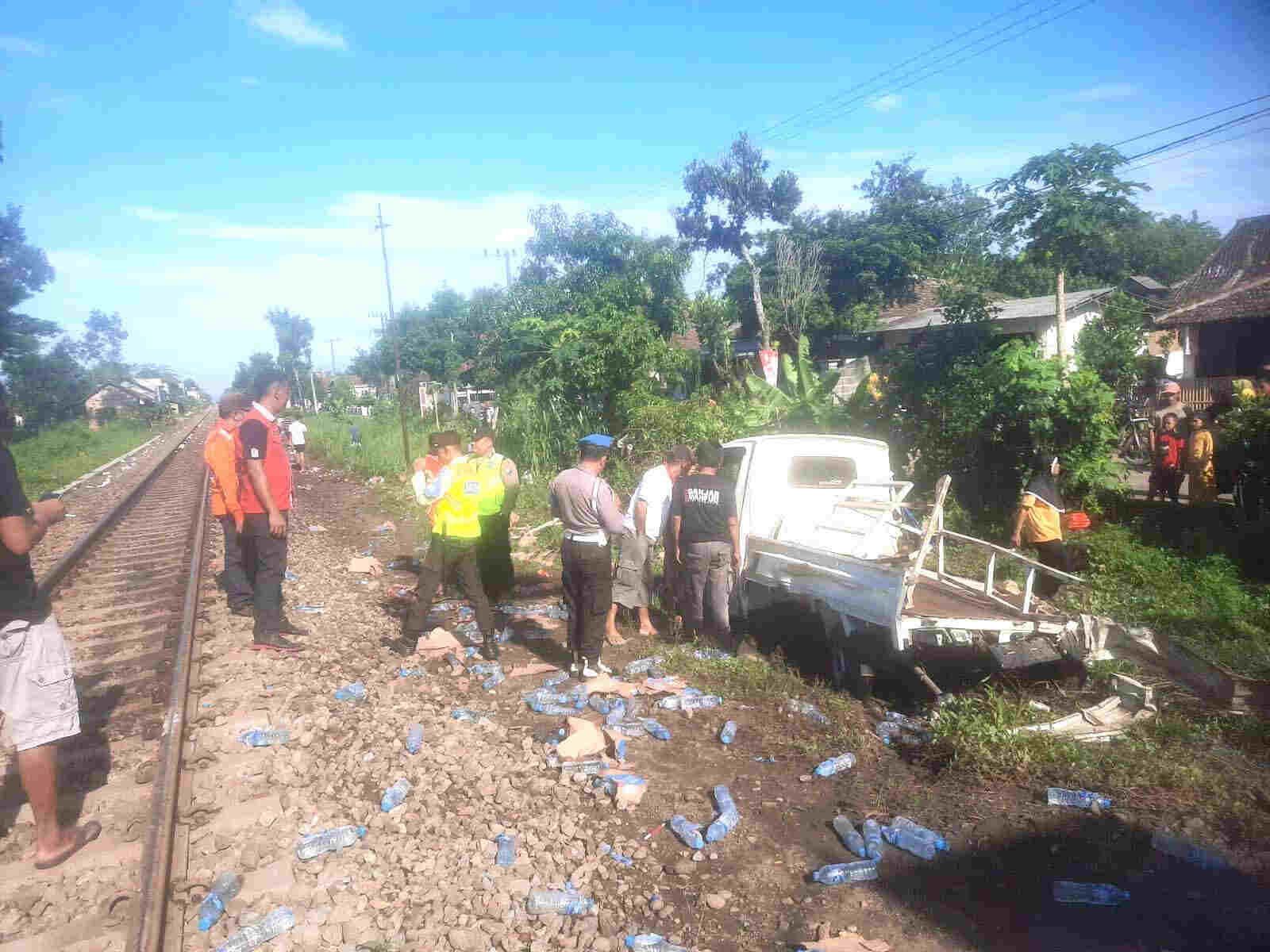 Tak Indahkan Peringatan, Pikap Dihantam KA Malabar di Tulungagung