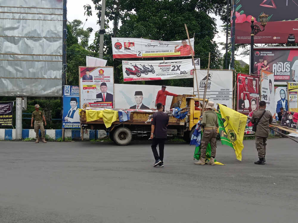 Lagi, Bawaslu Kabupaten Ponorogo Bersihkan APK Melanggar Aturan