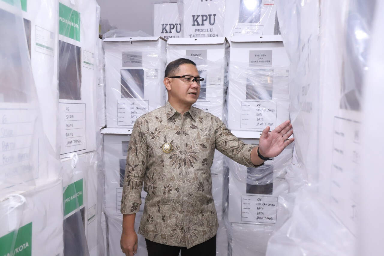 Distribusi Logistik Sehari Sebelum Pemilu, KPU Kota Batu Siapkan Puluhan Mobil