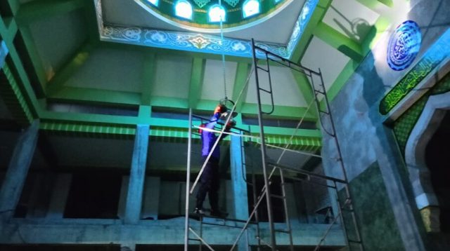 Evakuasi Sarang Tawon Vespa di Lampu Gantung Musala