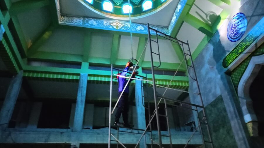 Evakuasi Sarang Tawon Vespa di Lampu Gantung Musala