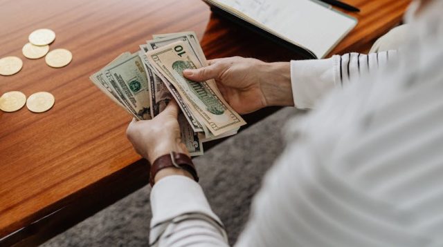 Jaga Keseimbangan! Kapan Waktu yang Tepat untuk Menabung dan Investasi?