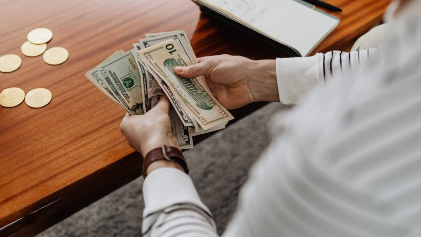 Jaga Keseimbangan! Kapan Waktu yang Tepat untuk Menabung dan Investasi?