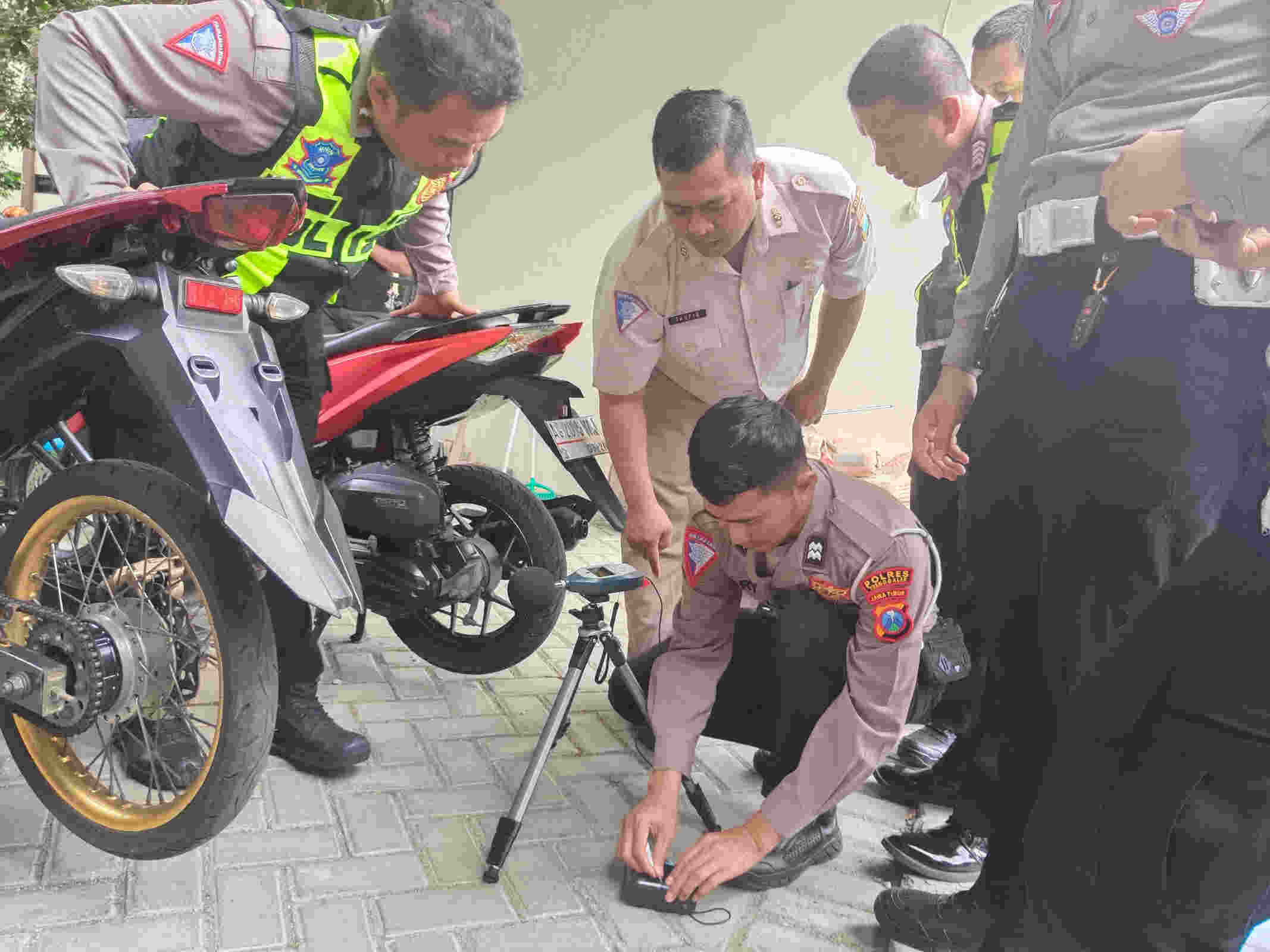 Polisi Gunakan Alat Ukur Kebisingan Knalpot Brong