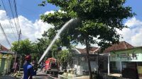 Ulat Bulu Teror Warga Trenggalek, Petugas Pemadam Kebakaran Semprot Cairan Disinfektan