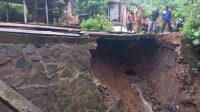 Jalan Poros Utama Kecamatan Munjungan Trenggalek Longsor, Pengguna Jalan Diminta Waspada