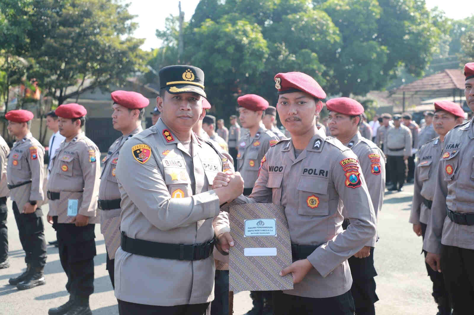 Amankan Pemilu, Puluhan Personel Polres Kediri dan Polsek Jajaran Terima Penghargaan
