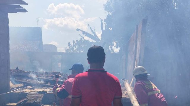 Rumah Warga Tulungagung Ludes Terbakar saat Ditinggal Berbelanja, Damkar Butuh Waktu 40 Menit ke Lokasi