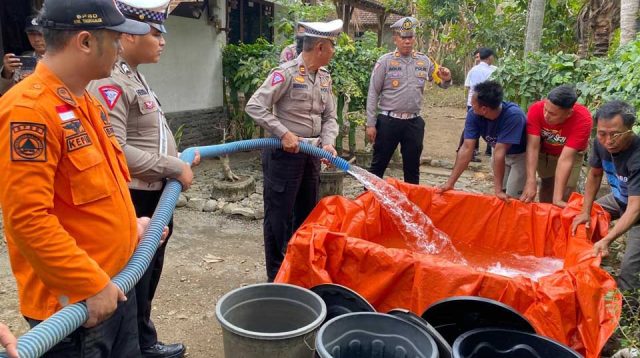 Kekeringan Memaksa Warga Trenggalek Membeli Air Bersih, Ini Harga Per Galonnya