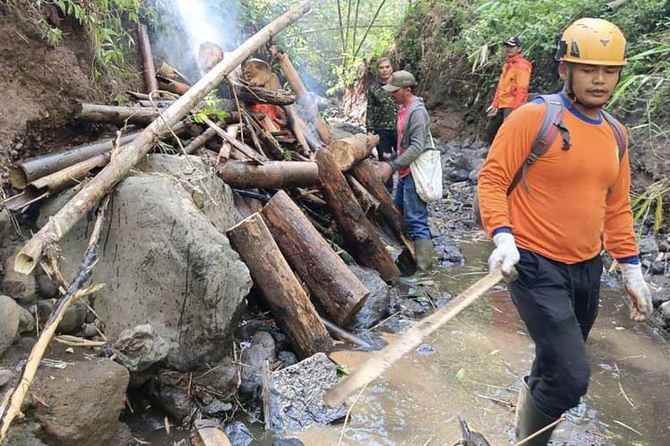Mitigasi Bencana, BPBD Kota Batu Lakukan Monitoring Lereng Hutan dan Sisir Sungai