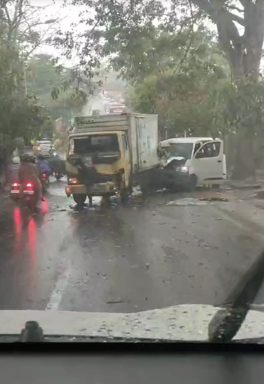 Kecelakaan Karambol, Truk vs Pikap dan Sepeda Motor di Jalur Kali Lanang Kota Batu