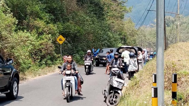 Libur Panjang, Pengunjung Flora Wisata Santerra De Laponte Membludak, Puluhan Mobil Alami Overheat di Jalur Klemuk