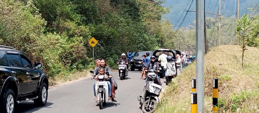 Libur Panjang, Pengunjung Flora Wisata Santerra De Laponte Membludak, Puluhan Mobil Alami Overheat di Jalur Klemuk