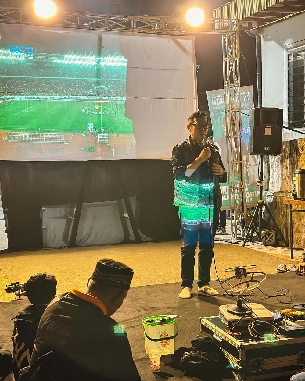 Berbaur dengan Masyarakat, Cak Nur Nobar Timnas di Pandanrejo