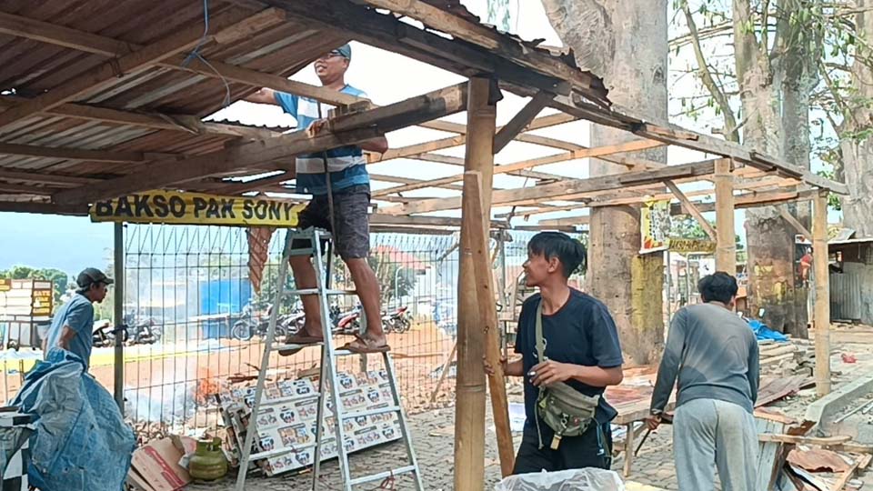 Puluhan PKL Bukit Bintang Kota Batu Mulai Bongkar Lapaknya