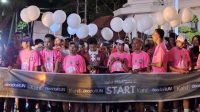Ketum PWI Pusat Kalungkan Medali pada Pelari SIWO PWI Malang Raya Night Run