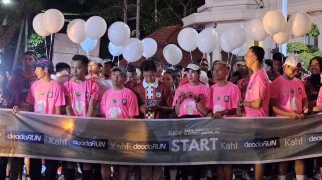 Ketum PWI Pusat Kalungkan Medali pada Pelari SIWO PWI Malang Raya Night Run