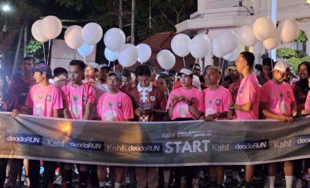 Ketum PWI Pusat Kalungkan Medali pada Pelari SIWO PWI Malang Raya Night Run