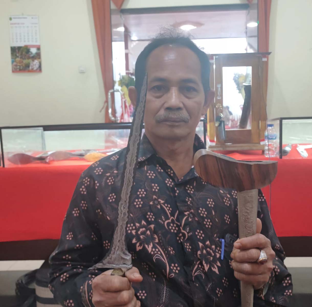 Cerita Pengoleksi Ratusan Keris Berbagai Zaman Asal Trenggalek, Kepincut Berkat Orang Tua