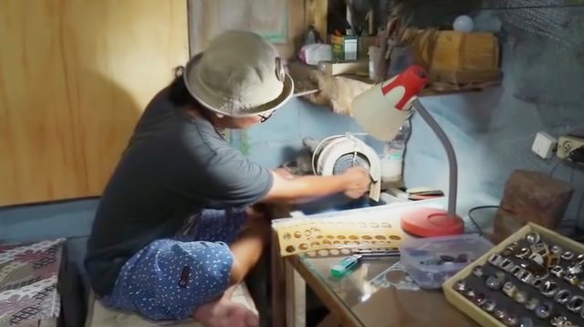 Jatuh Hati Pada Seni, Kakak Beradik di Kabupaten Trenggalek Mengukir Kisah Sukses dari Batu Akik dan Pirografi