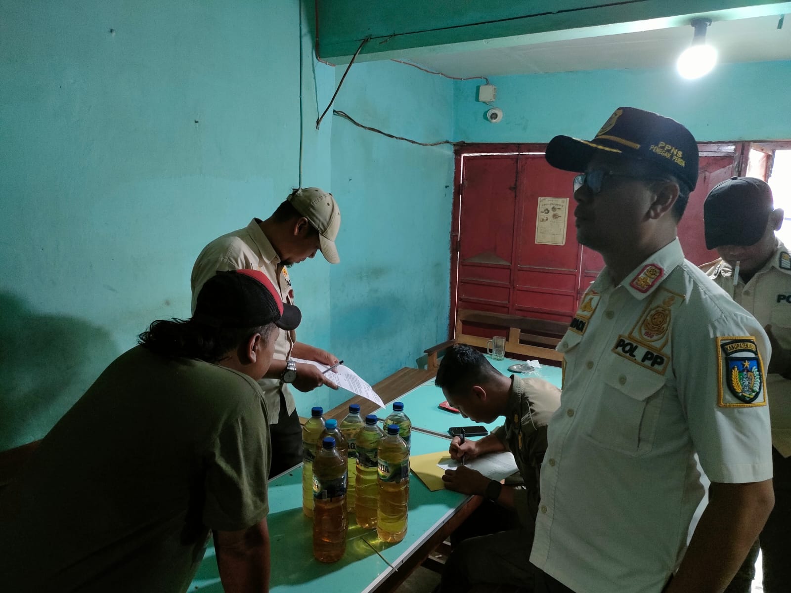 Razia Jelang Pilkada, Satpol PP Kabupaten Kediri Amankan 30 Botol Isi Miras