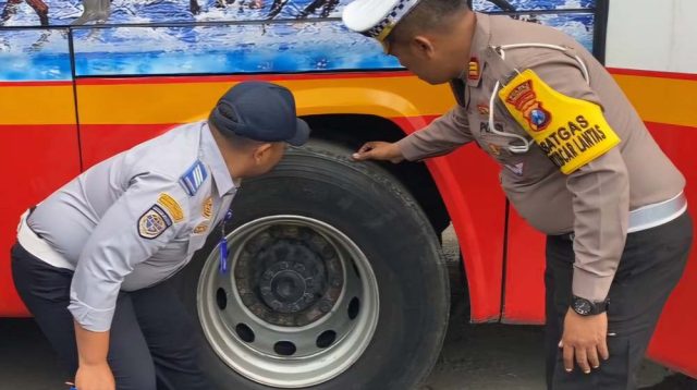 Petugas Gabungan Lakukan Ramp Check Kendaraan Bus di Terminal Surodakan Trenggalek