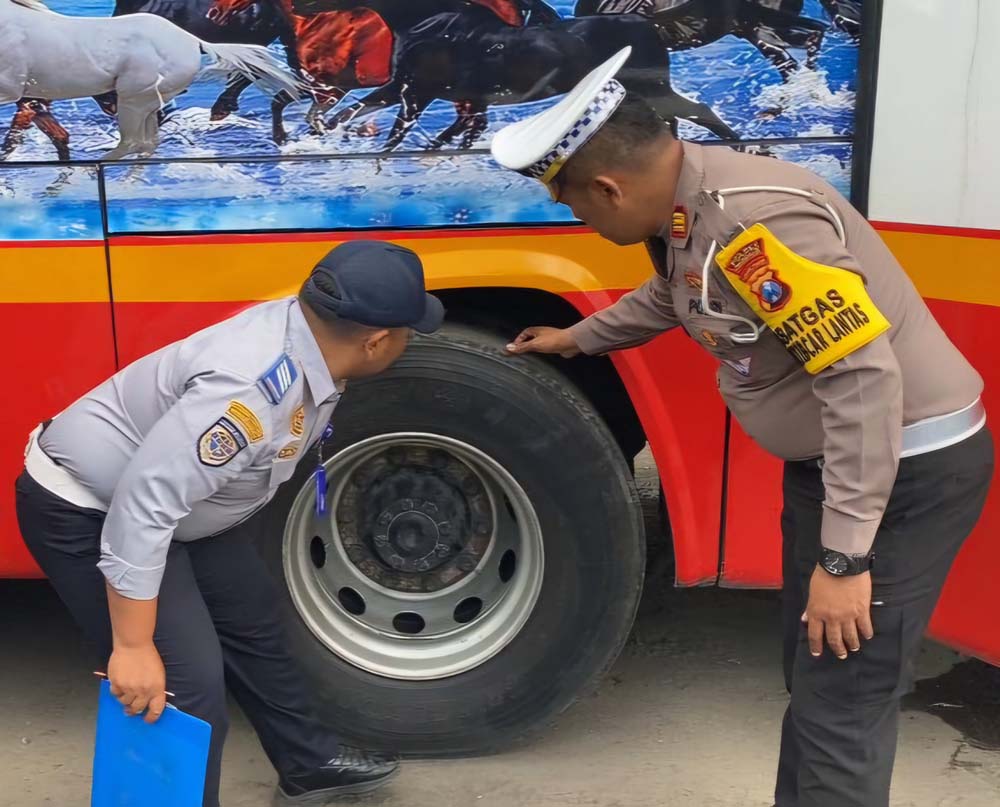 Petugas Gabungan Lakukan Ramp Check Kendaraan Bus di Terminal Surodakan Trenggalek