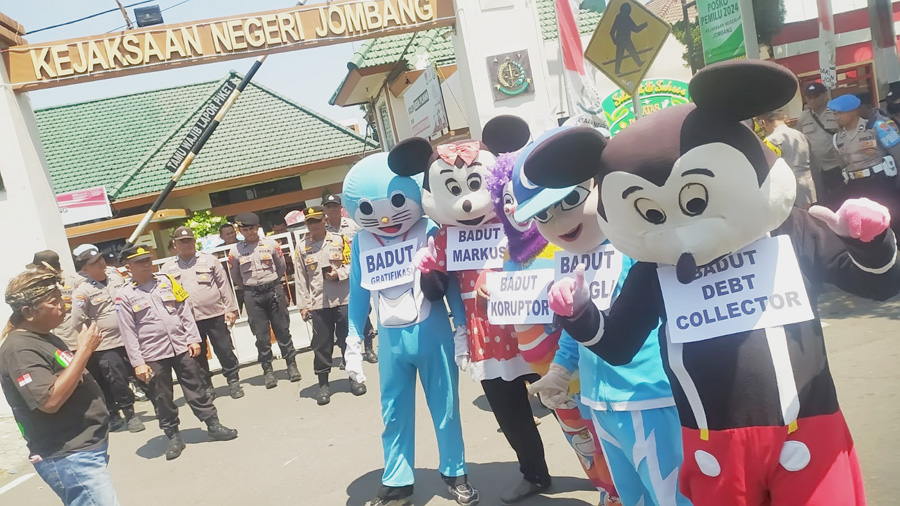 Aksi Badut di Depan Kejari Jombang, FRMJ Kritik Lambatnya Penegakan Hukum