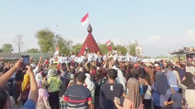 Empat Ton Gunungan Jambu Merah Gondangmanis Jadi Rebutan Warga usai Diarak