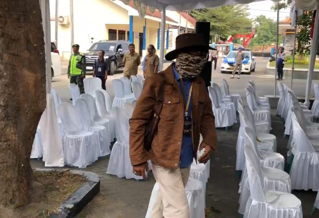 Teka-teki Pria Bertopi Koboi di Pengundian Nomor Urut Cakada, Bawaslu Klarifikasi Kades Plosogeneng