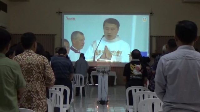 Melihat Antusias Ratusan Umat Katolik di Jombang Ikuti Misa Online Bersama Paus Fransiskus