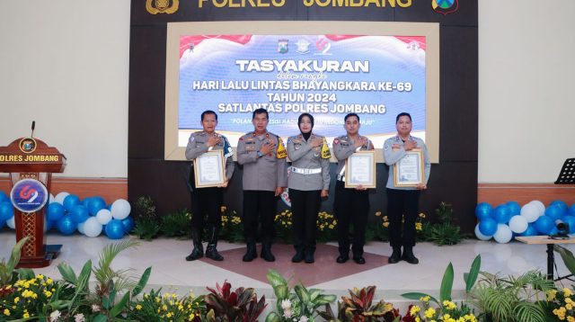 Peringatan Hari Lalu Lintas Bhayangkara ke-69, Polres Jombang Berikan Penghargaan Anggota Berprestasi