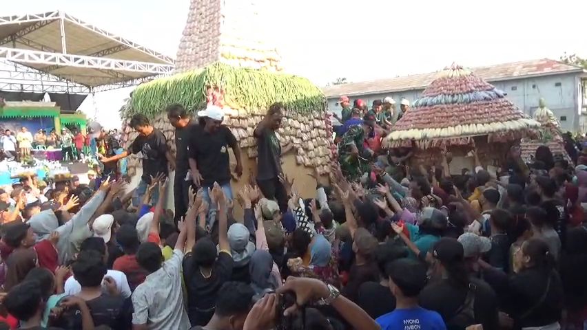 Grebek Tahu Desa Sumbermulyo Jombang, Gunungan Setinggi 4 Meter diarak Sejauh 3 Kilometer