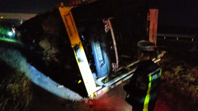 Truk Bawa Muatan Mobil Baru Terguling di Tol Jombang-Mojokerto, ini Kejadiannya