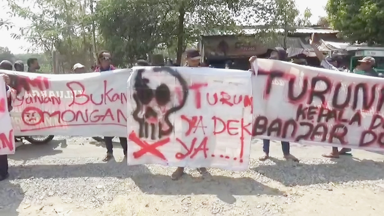  Jarang Ngantor, Warga Gelar Aksi Desak Kades Banjardowo Jombang Mundur