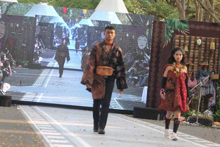 Model Asal Kediri Tampilkan Busana Rancangan Desainer Kenamaan