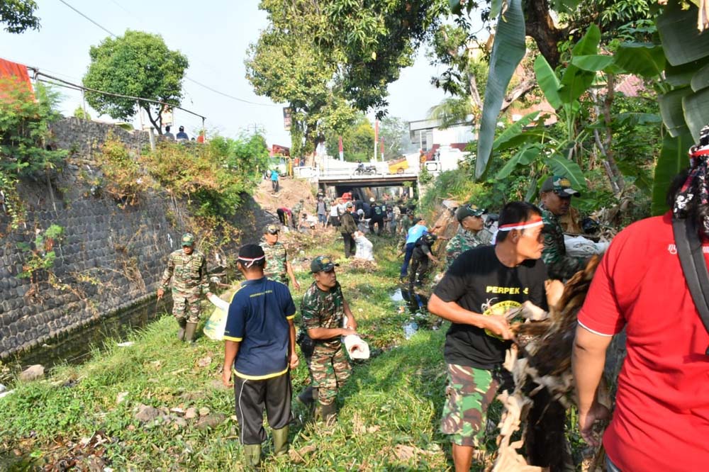 Ratusan Warga Ikut Karya Bakti yang Digelar Kodim 0802 Ponorogo